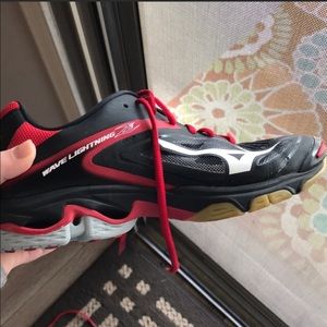 Worn TWICE! New Mizuno Wave Lightning Z3